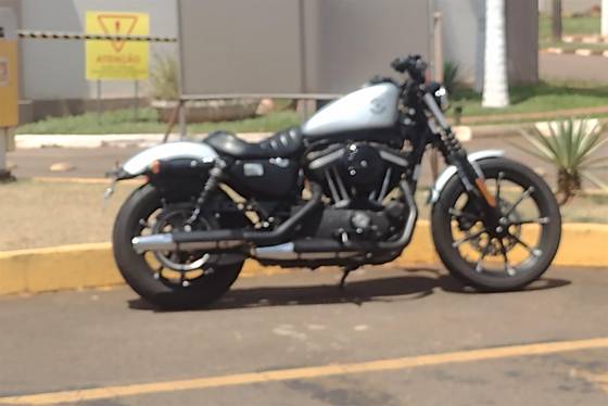 HARLEY-DAVIDSON SPORTSTER IRON 883 
